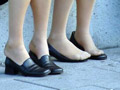 Photos volees de femmes en collants avec des chaussures